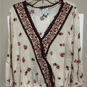 Blue Rain women’s floral V Neck top Size XL EUC
Cross over button front